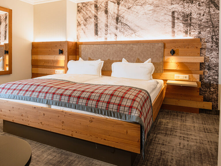 Ein gemütliches Schlafzimmer mit ländlicher Einrichtung im Braunschweiger Hof.