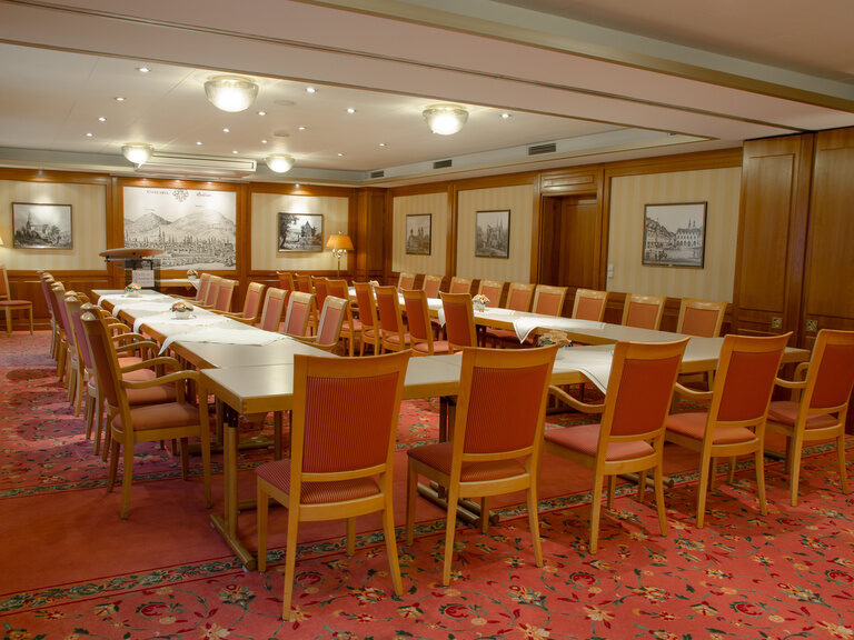 Ein einladend eingerichteter Tagungsraum mit ruhigem Ambiente, gemütlichen Stühlen und ordentlich angeordneten Holztischen im Braunschweiger Hof.